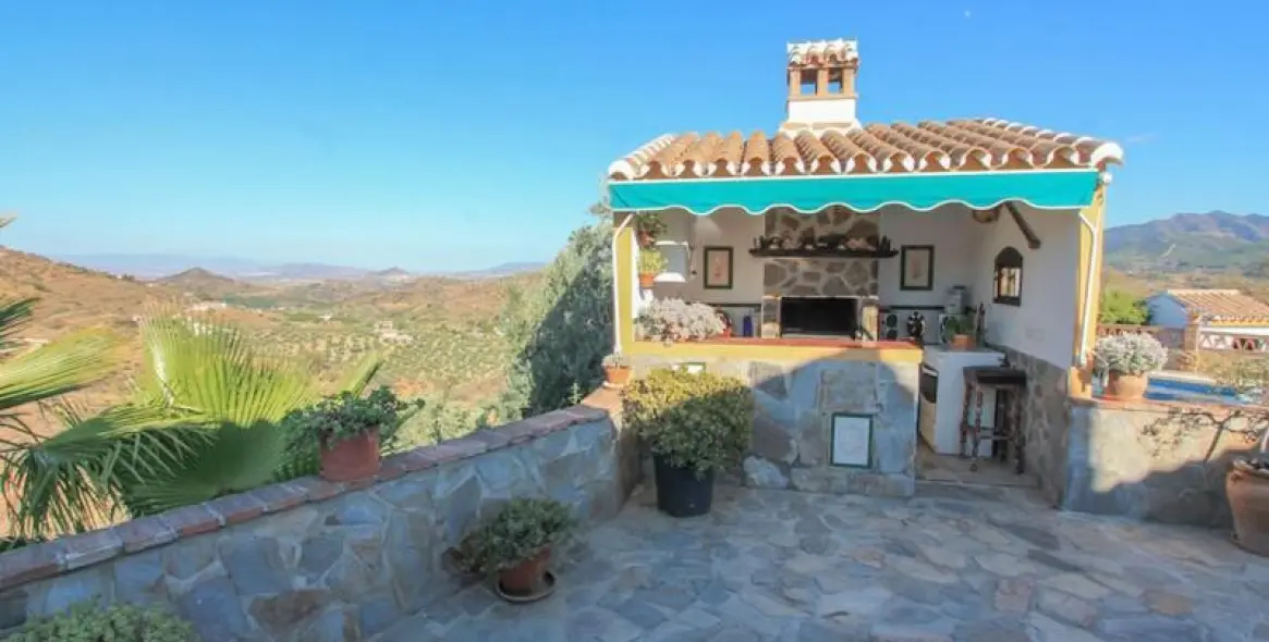 Sale of detached villa in Guaro 17
