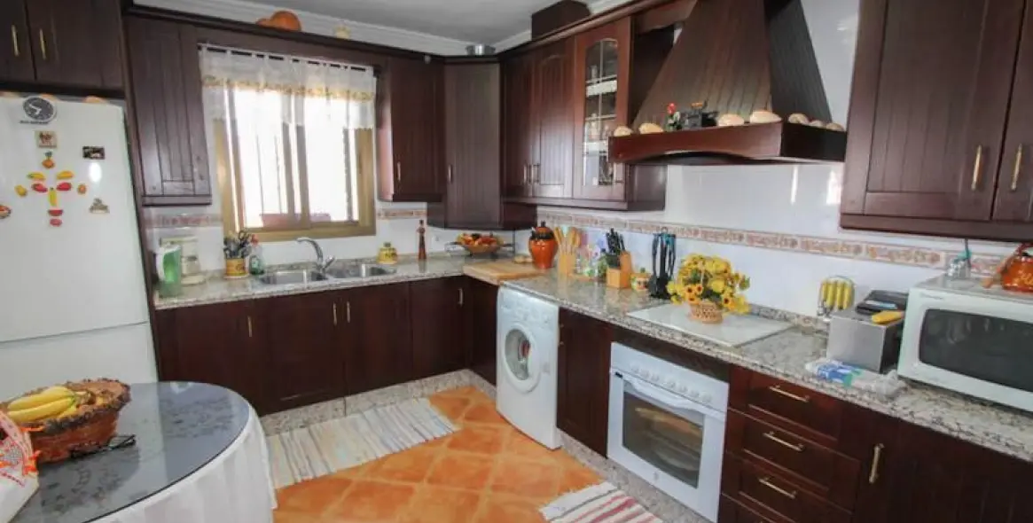 Продажа  отдельно стоящей виллы в Guaro 23