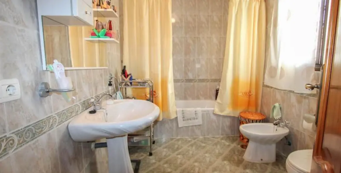 Продажа  отдельно стоящей виллы в Guaro 25