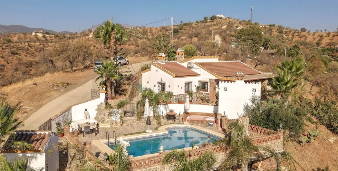 Продажа  отдельно стоящей виллы в Guaro 30