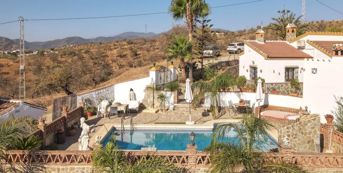 Продажа  отдельно стоящей виллы в Guaro 31