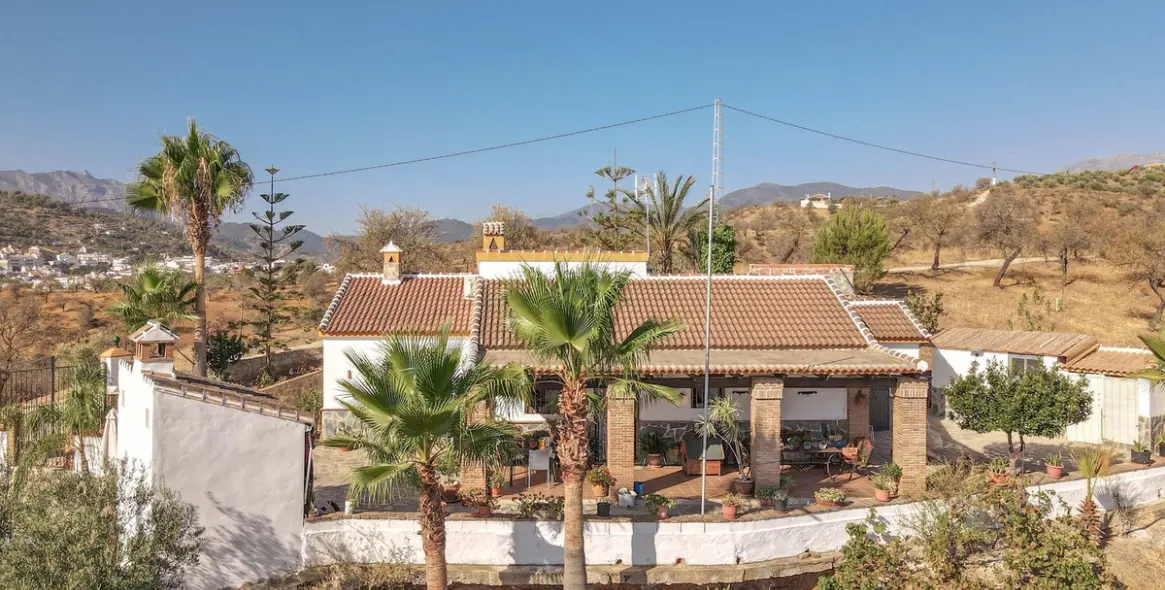 Продажа  отдельно стоящей виллы в Guaro 32