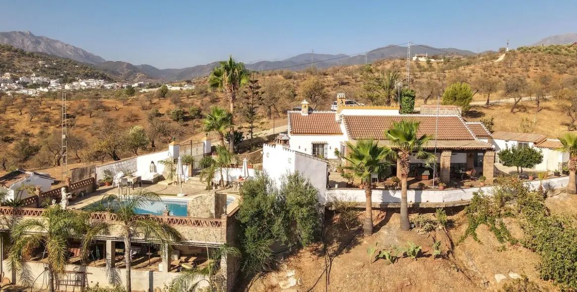 Продажа  отдельно стоящей виллы в Guaro 33