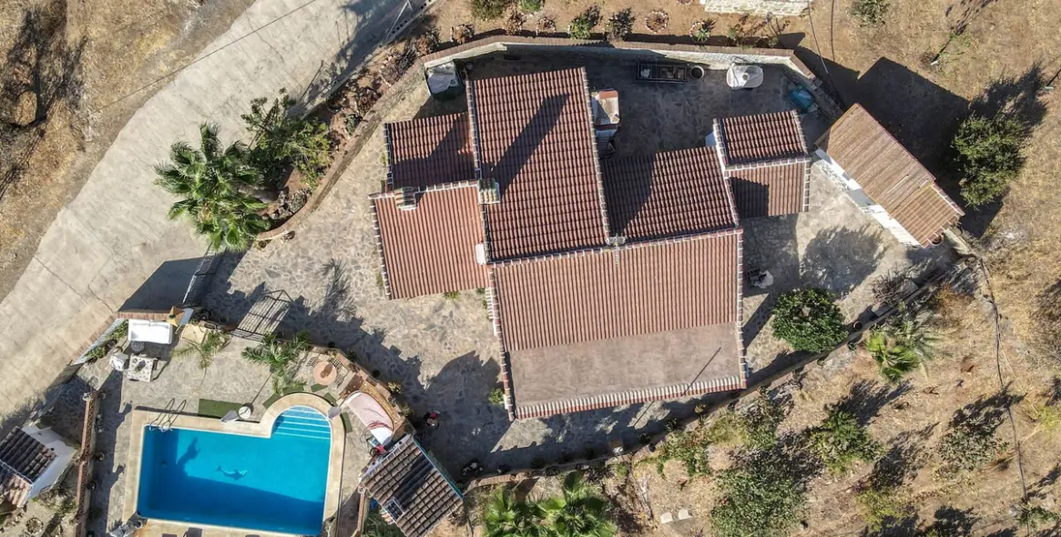 Продажа  отдельно стоящей виллы в Guaro 34