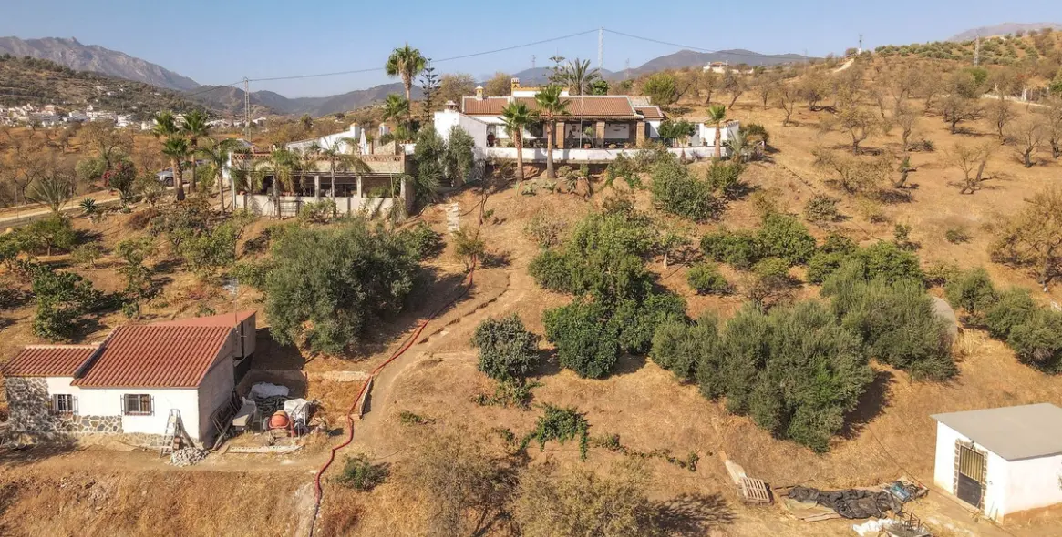 Продажа  отдельно стоящей виллы в Guaro 36