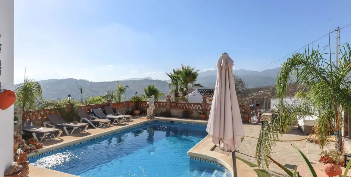 Продажа  отдельно стоящей виллы в Guaro 40