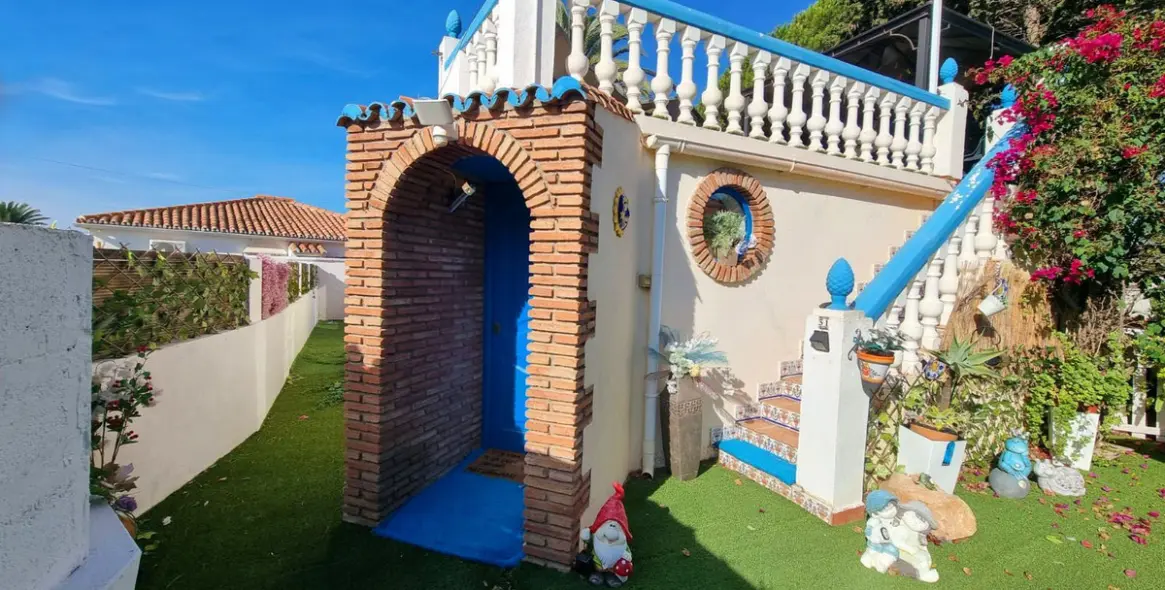 Sale of detached villa in El Faro 6