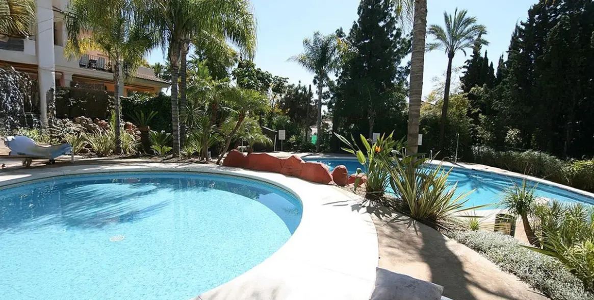 Продажа апартаментов на первом этаже в Nueva Andalucía 2