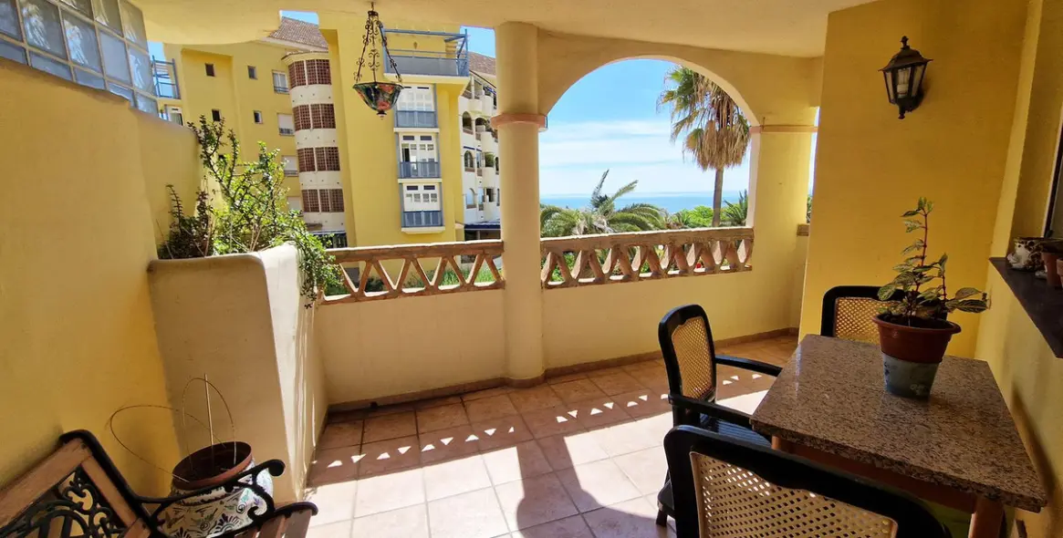 Sale of middle floor apartment in Arroyo de la Miel 1