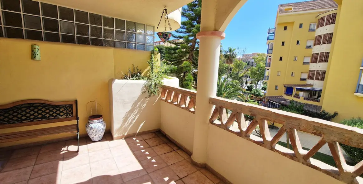 Sale of middle floor apartment in Arroyo de la Miel 2