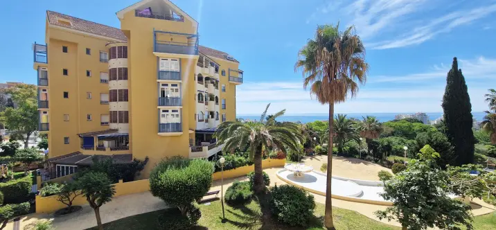 Sale of middle floor apartment in Arroyo de la Miel 2