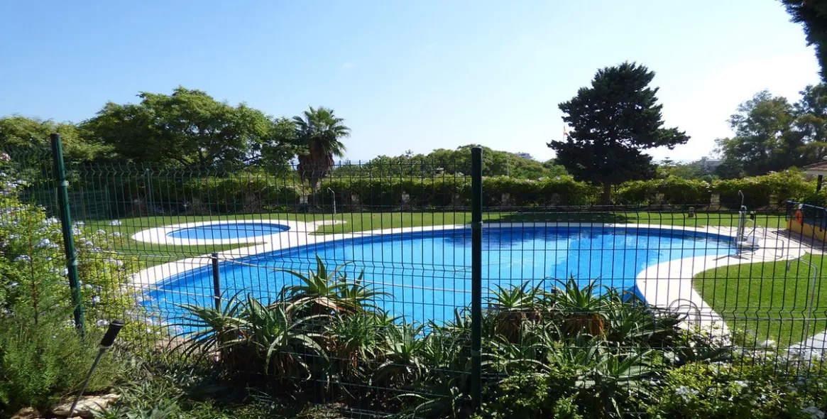 Sale of middle floor apartment in Arroyo de la Miel 17