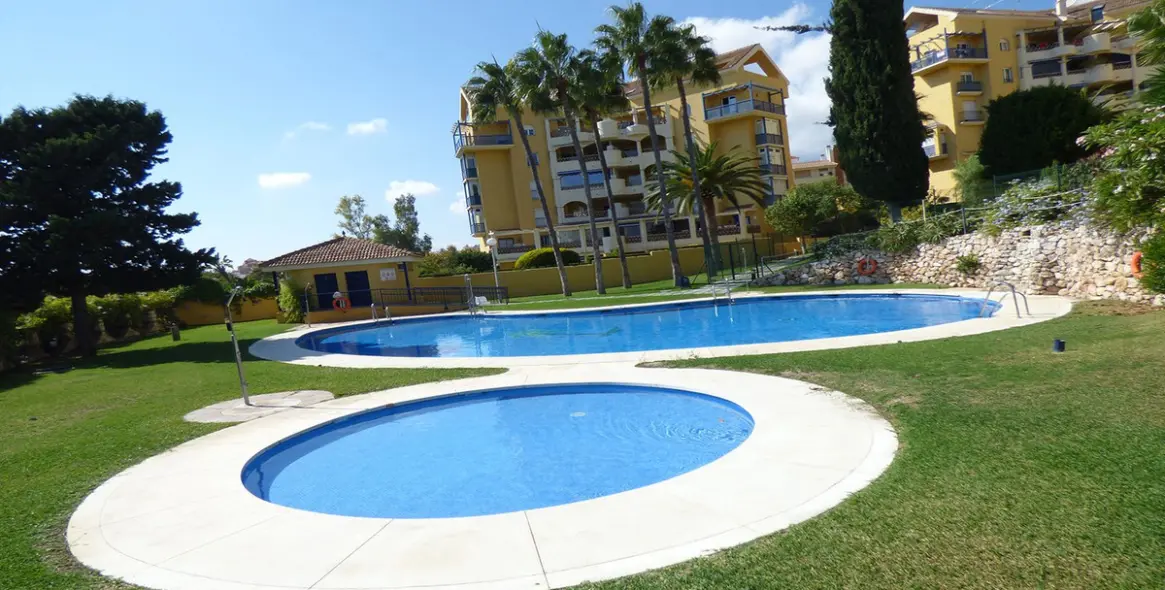 Sale of middle floor apartment in Arroyo de la Miel 18