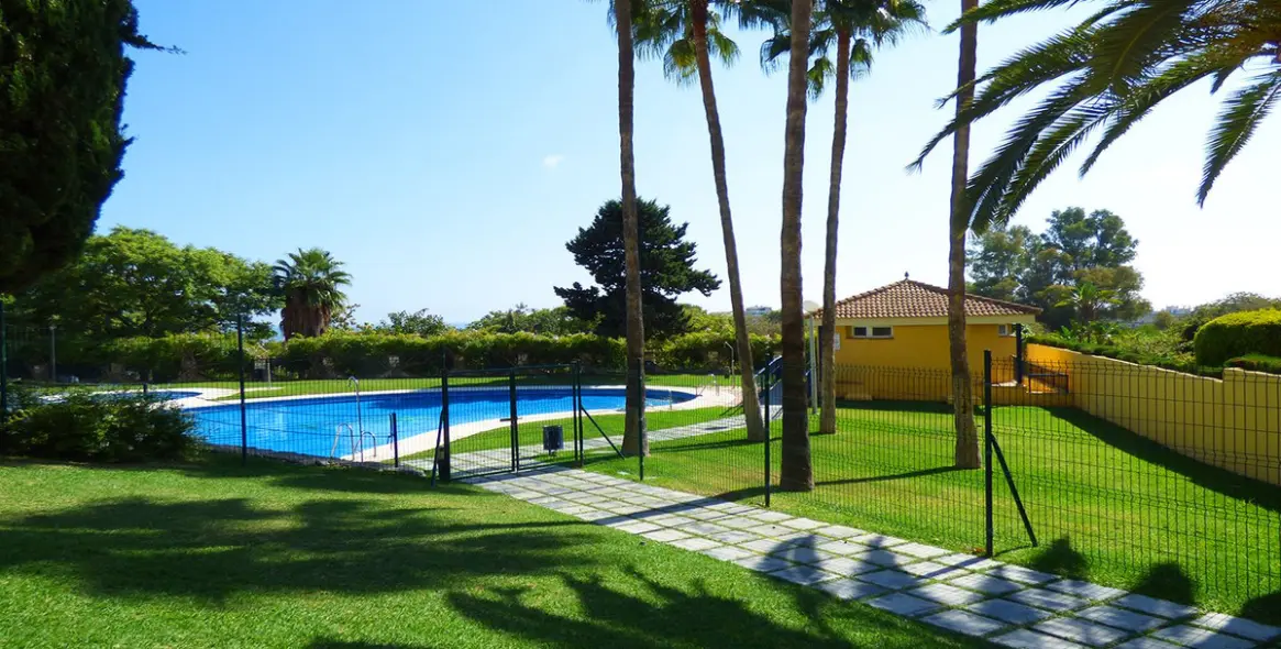 Sale of middle floor apartment in Arroyo de la Miel 21