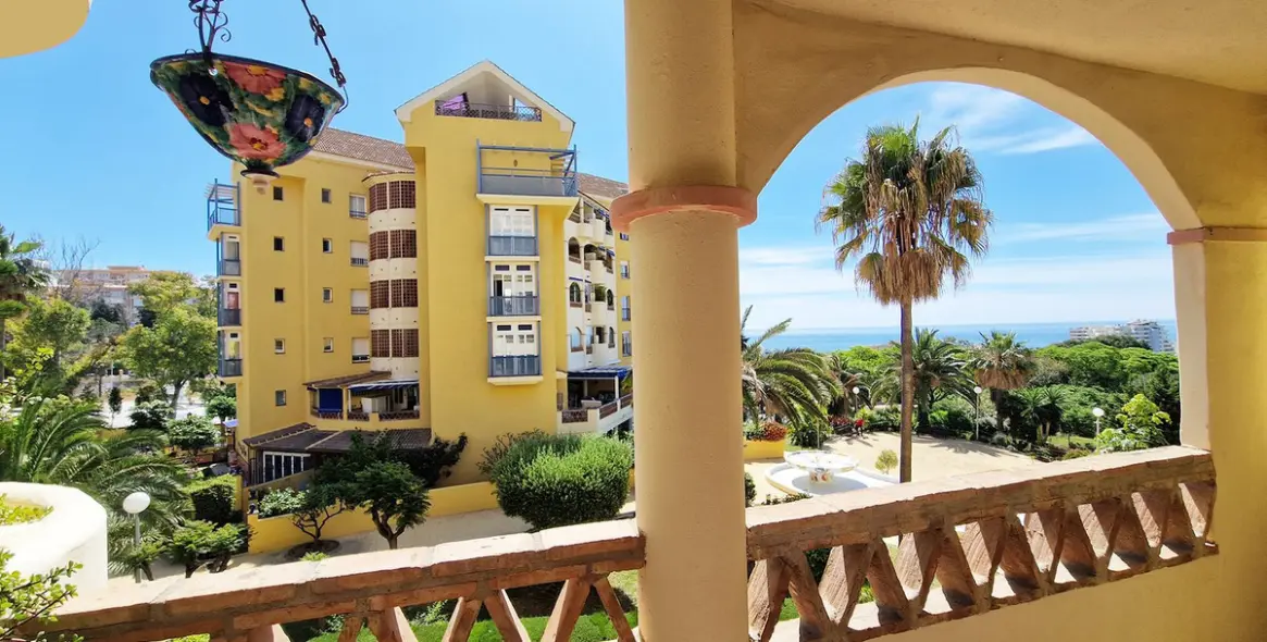 Sale of middle floor apartment in Arroyo de la Miel 22