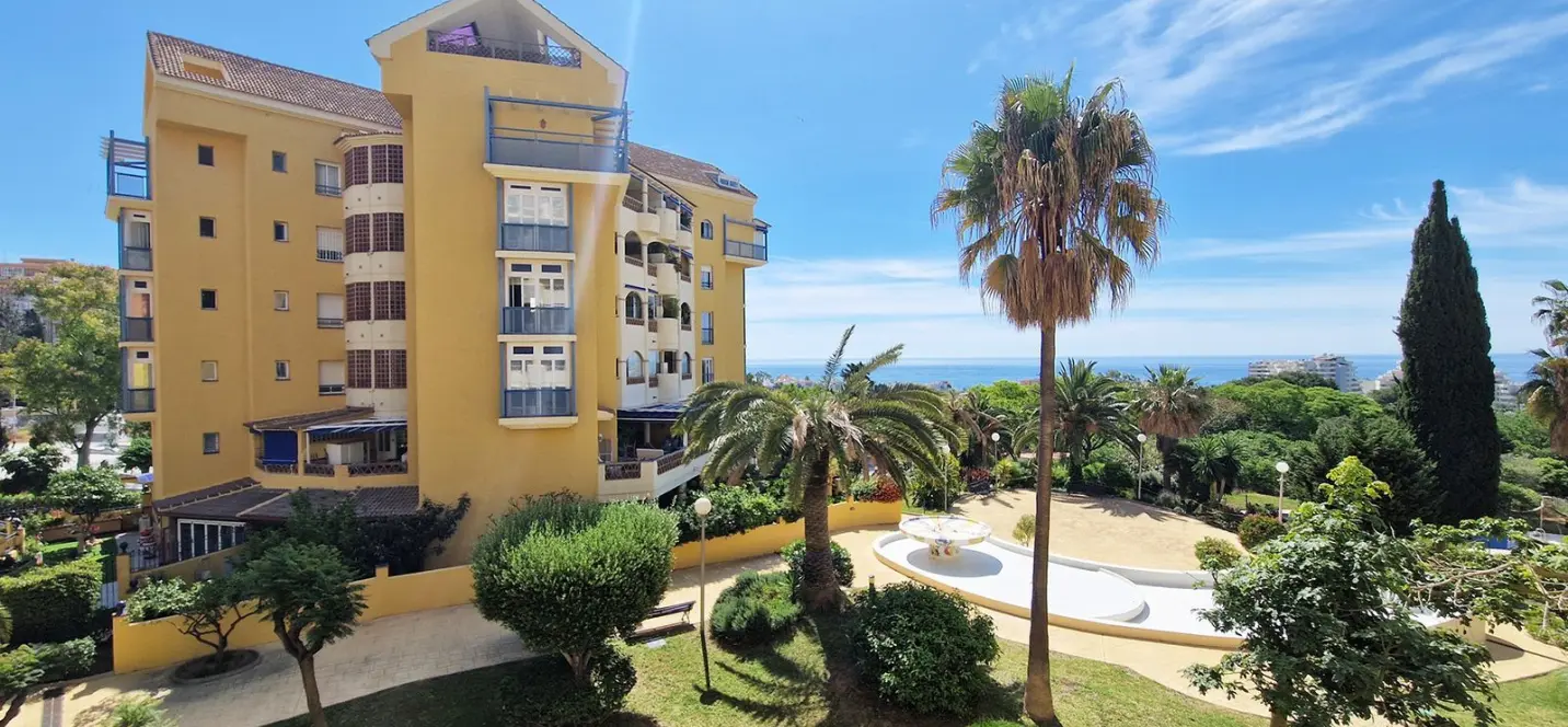 Sale of middle floor apartment in Arroyo de la Miel 2