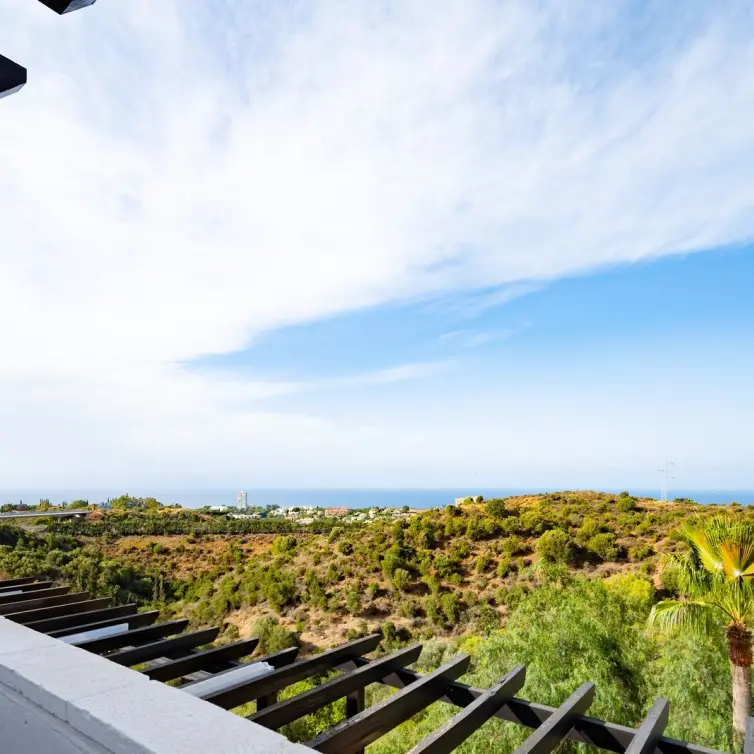 Продажа двухуровневого пентхауса в Altos de los Monteros
