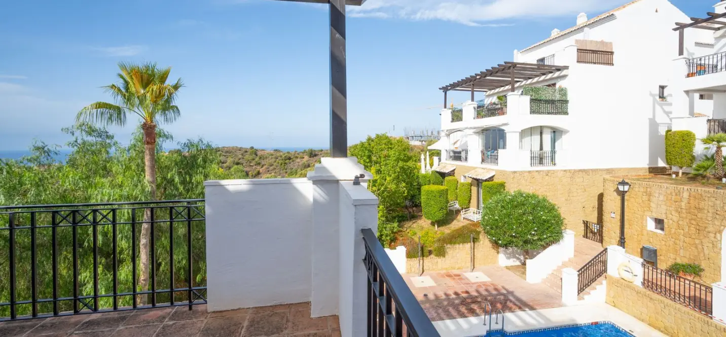 Продажа двухуровневого пентхауса в Altos de los Monteros 3