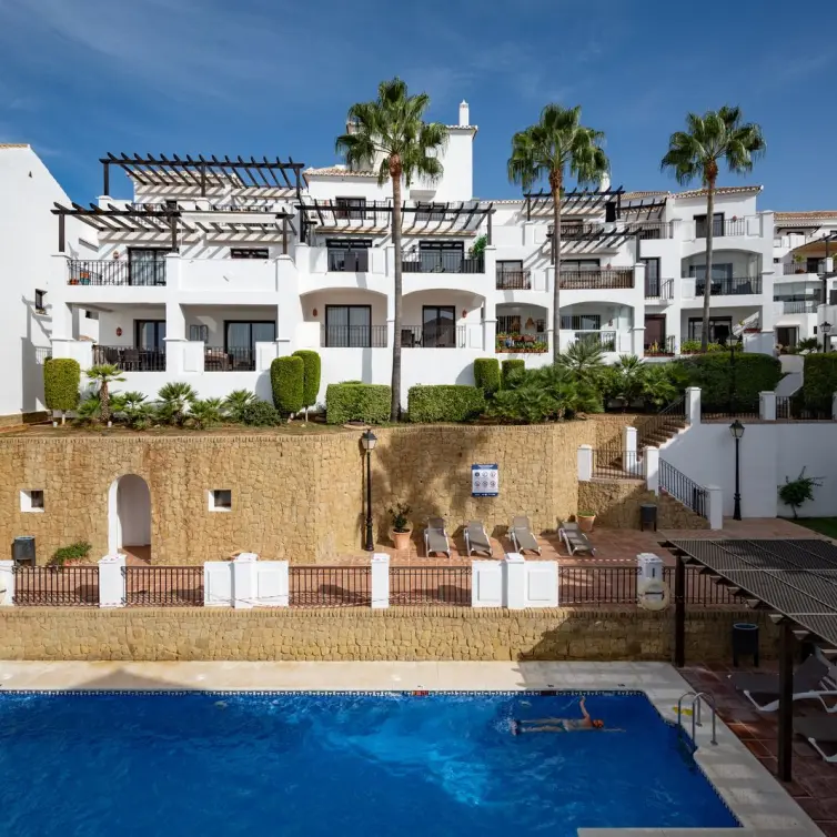 Продажа двухуровневого пентхауса в Altos de los Monteros