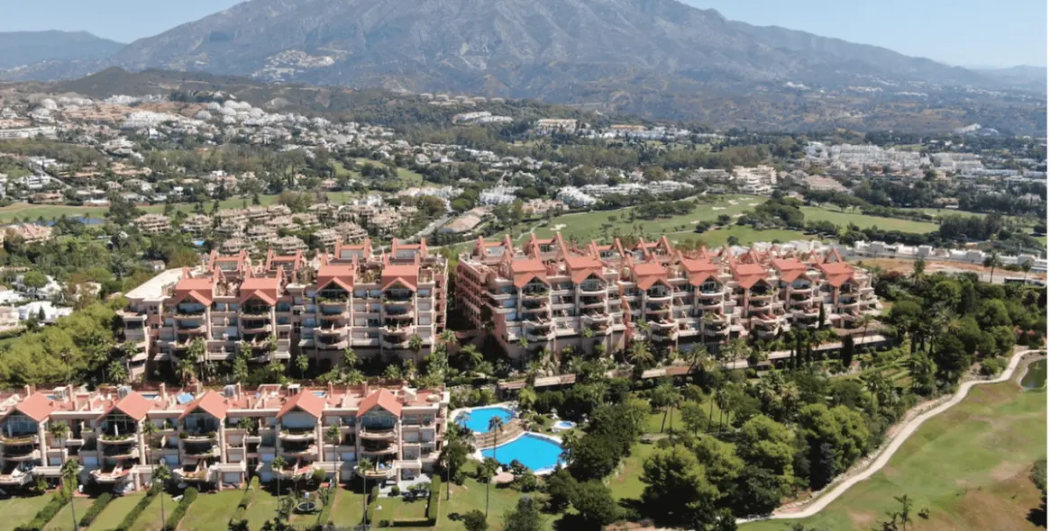 Sale of middle floor apartment in Nueva Andalucía 2