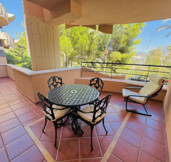 Sale of middle floor apartment in Nueva Andalucía