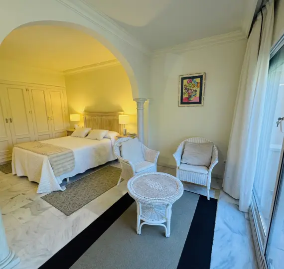 Sale of middle floor apartment in Nueva Andalucía