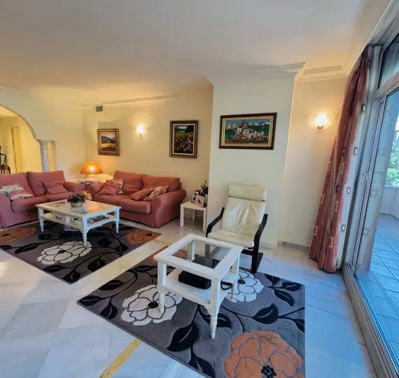 Sale of middle floor apartment in Nueva Andalucía