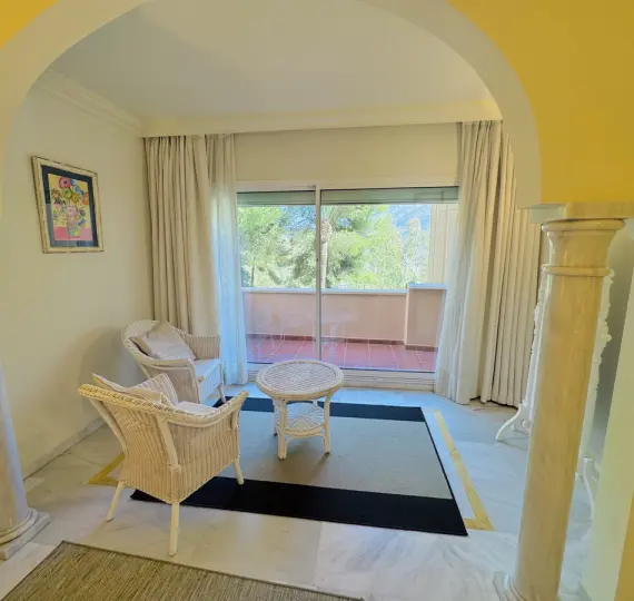 Sale of middle floor apartment in Nueva Andalucía
