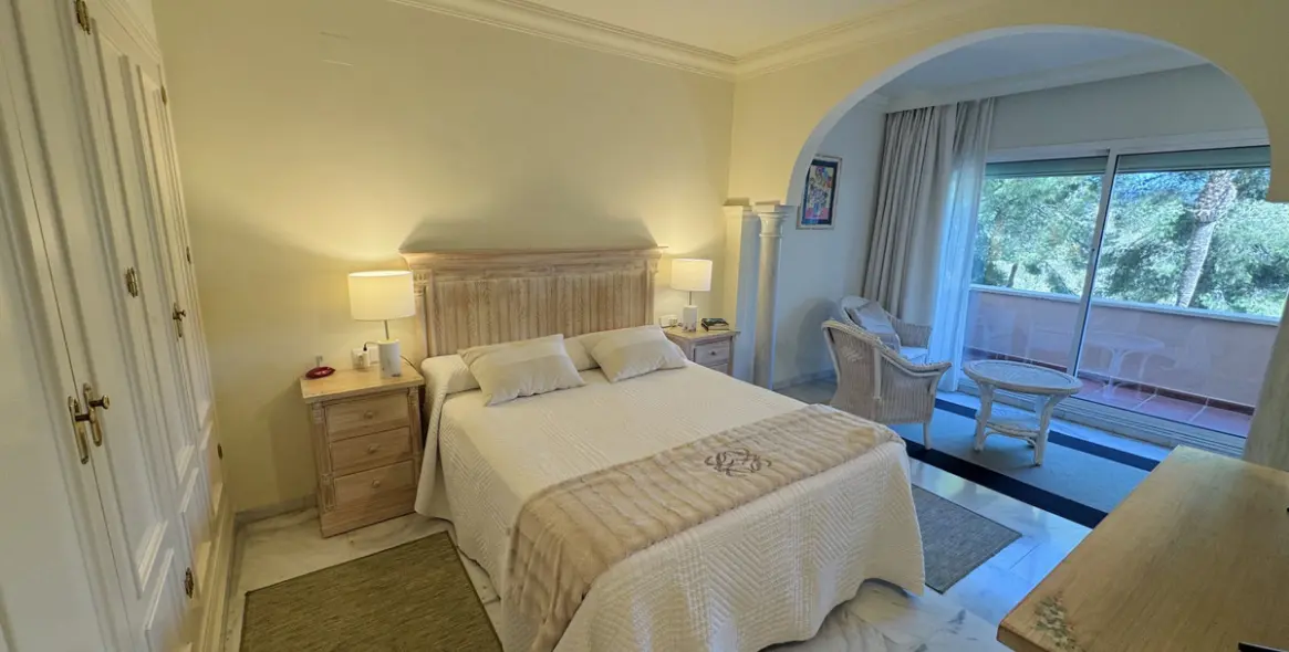 Sale of middle floor apartment in Nueva Andalucía 11