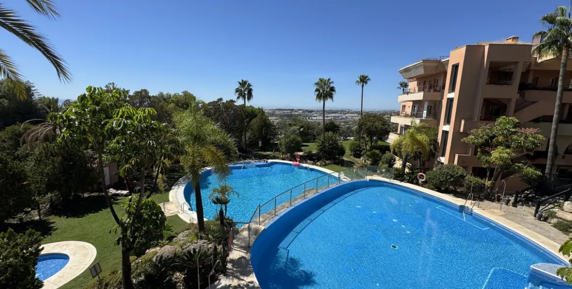 Sale of middle floor apartment in Nueva Andalucía 12