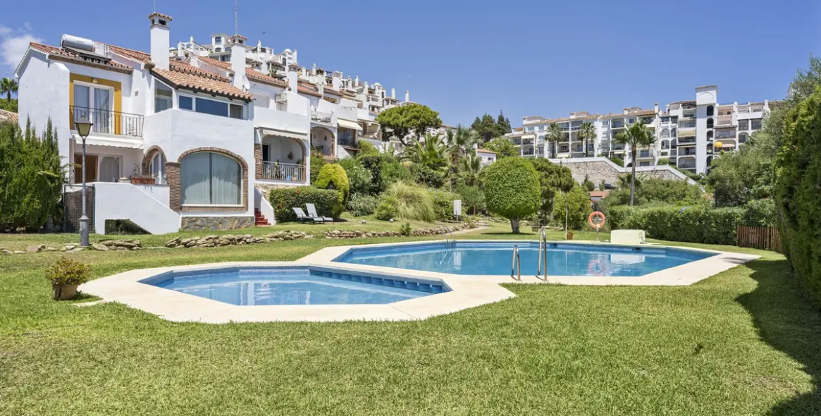 Продажа дома на две семьи в Calahonda 1