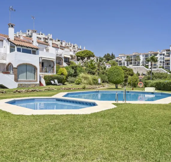 Продажа дома на две семьи в Calahonda