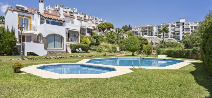 Продажа дома на две семьи в Calahonda 0