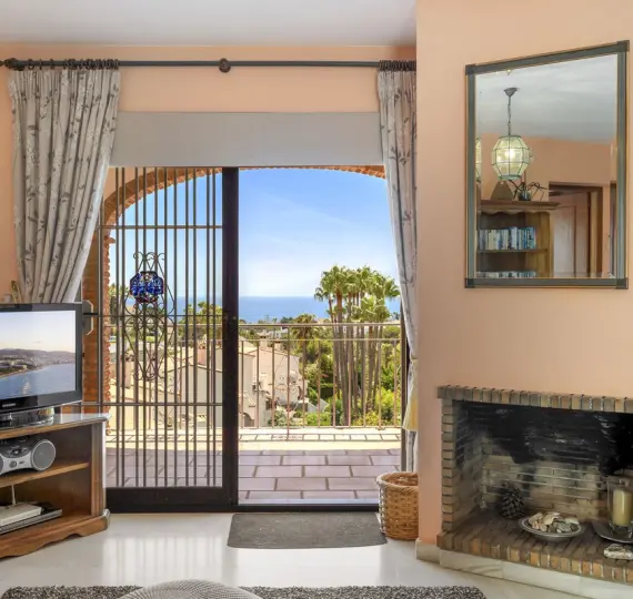 Продажа дома на две семьи в Calahonda