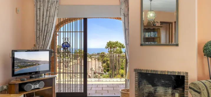 Продажа дома на две семьи в Calahonda 1