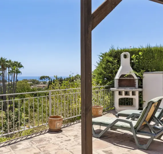 Продажа дома на две семьи в Calahonda