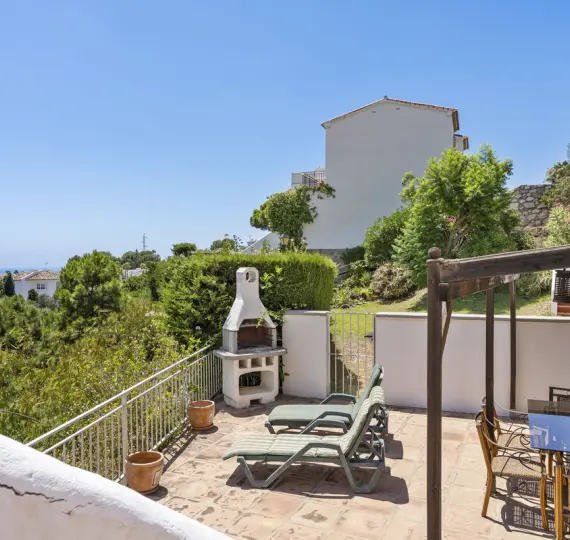 Продажа дома на две семьи в Calahonda