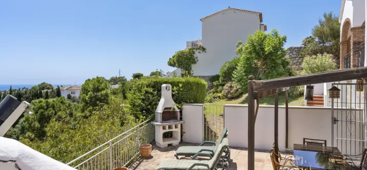 Продажа дома на две семьи в Calahonda 3