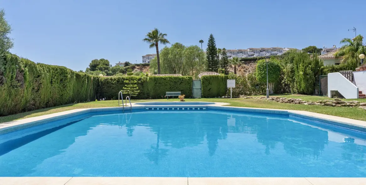 Продажа дома на две семьи в Calahonda 5