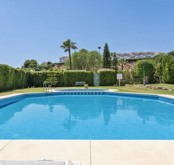 Продажа дома на две семьи в Calahonda