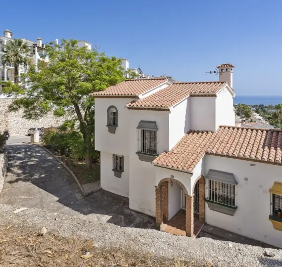 Продажа дома на две семьи в Calahonda