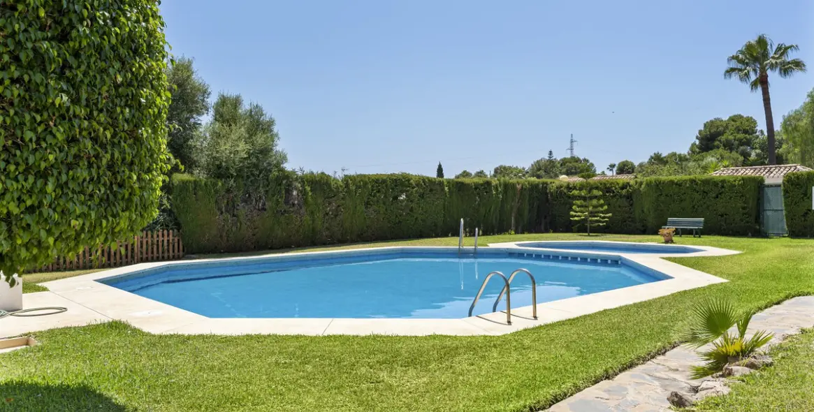 Продажа дома на две семьи в Calahonda 10