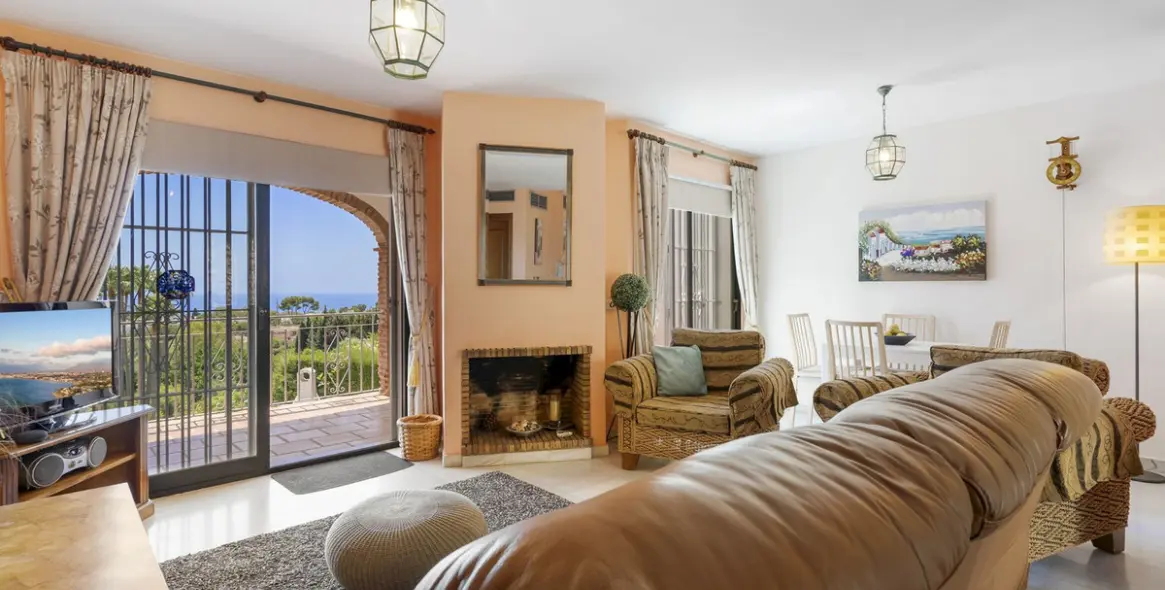 Продажа дома на две семьи в Calahonda 15