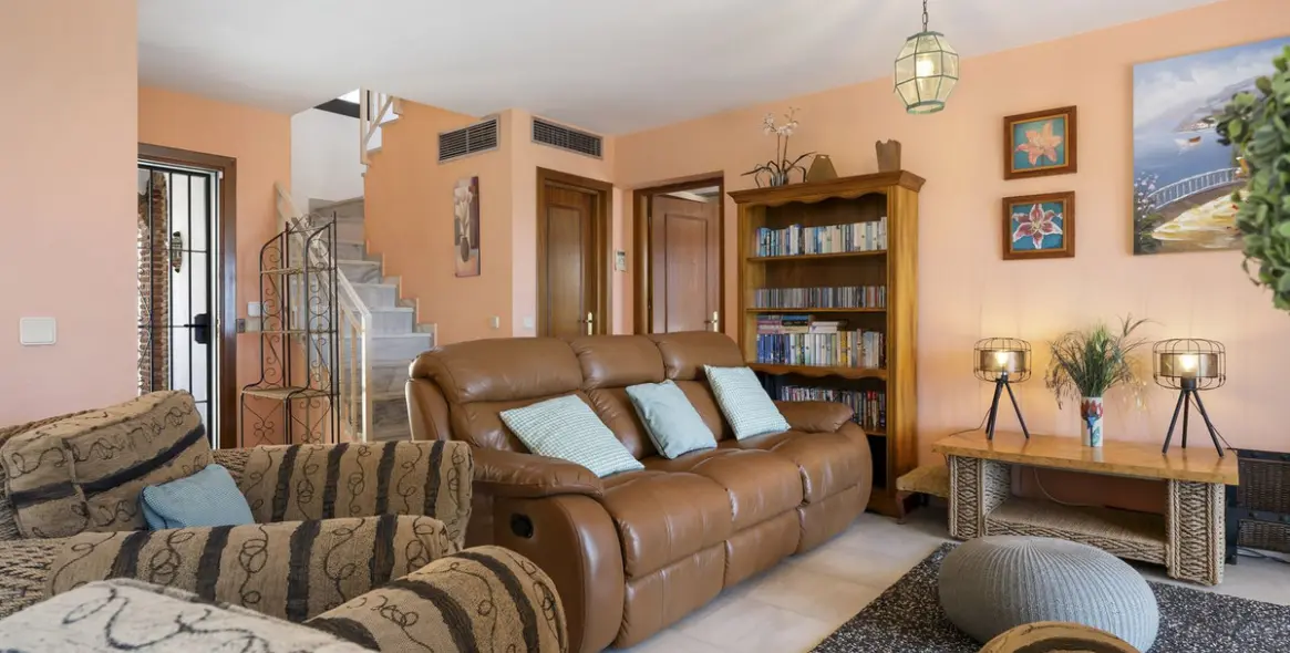 Продажа дома на две семьи в Calahonda 16