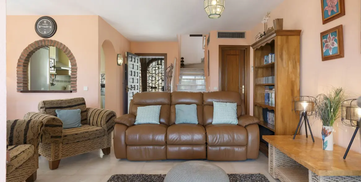 Продажа дома на две семьи в Calahonda 17