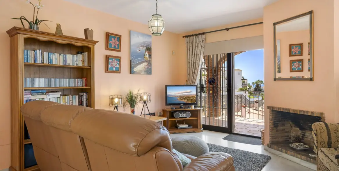 Продажа дома на две семьи в Calahonda 18