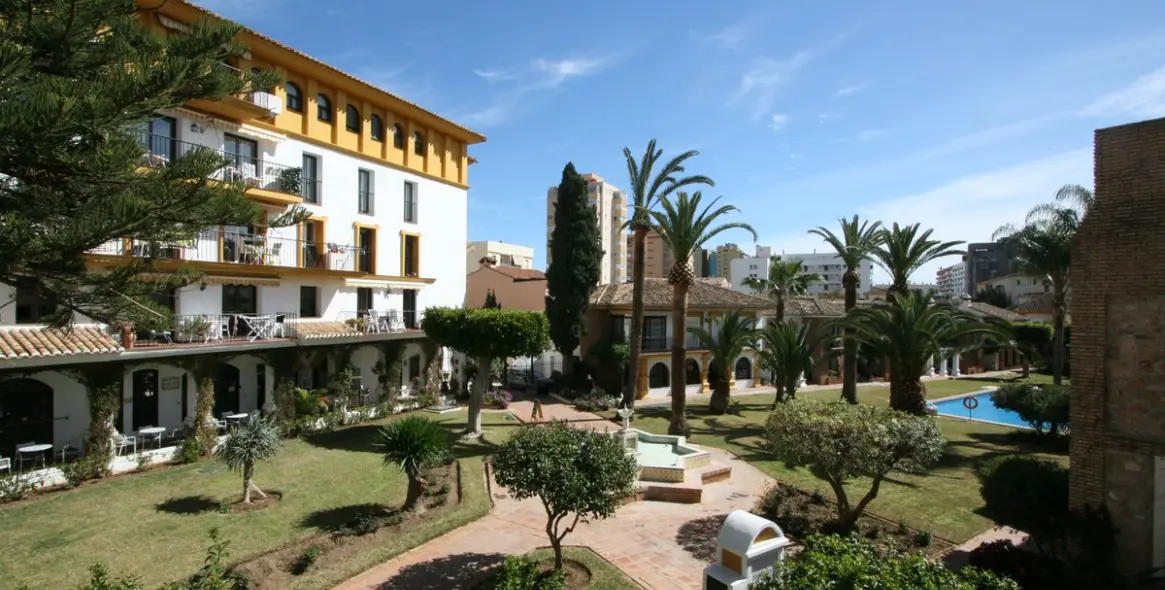 Sale of middle floor apartment in Fuengirola 1