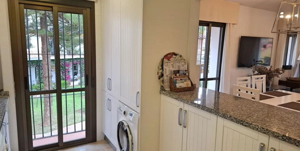 Sale of middle floor apartment in Fuengirola 10