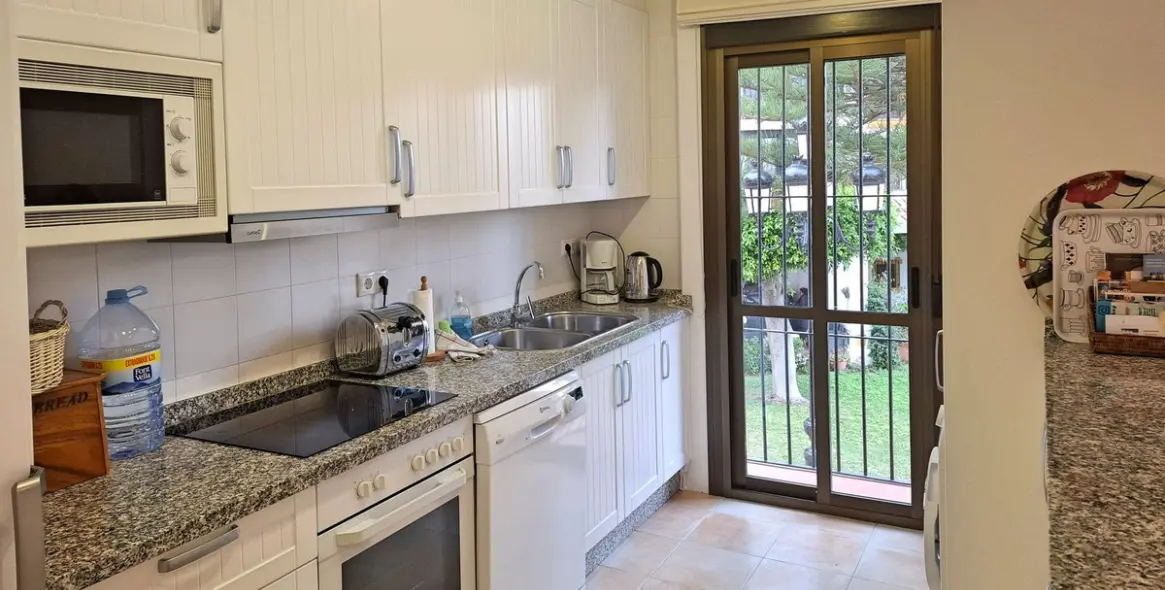 Sale of middle floor apartment in Fuengirola 11