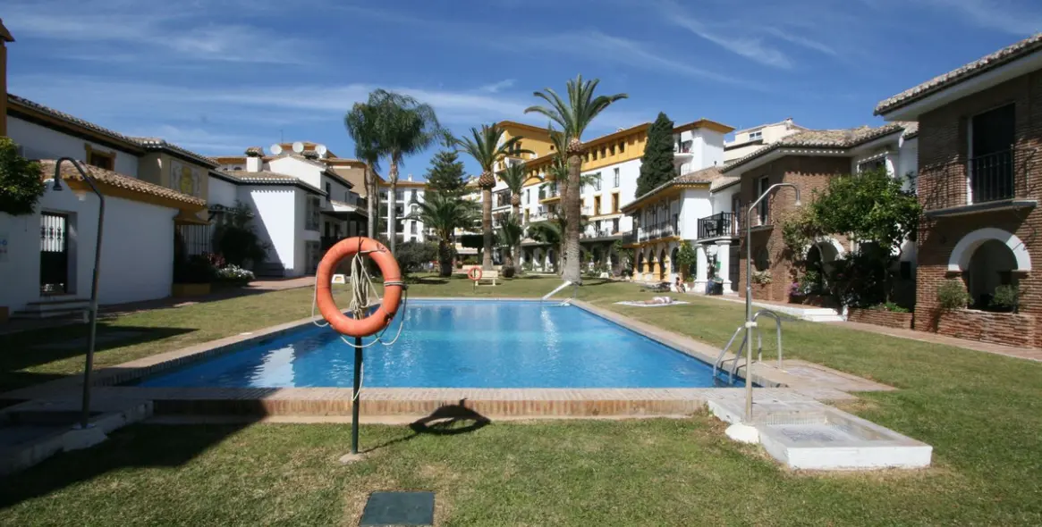 Sale of middle floor apartment in Fuengirola 19